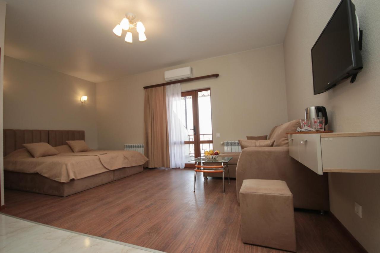 Hillside Guest House Erevan Esterno foto