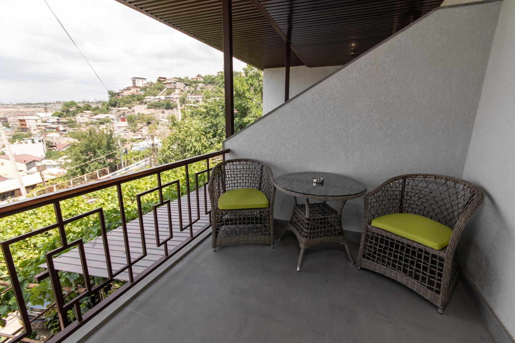 Hillside Guest House Erevan Esterno foto
