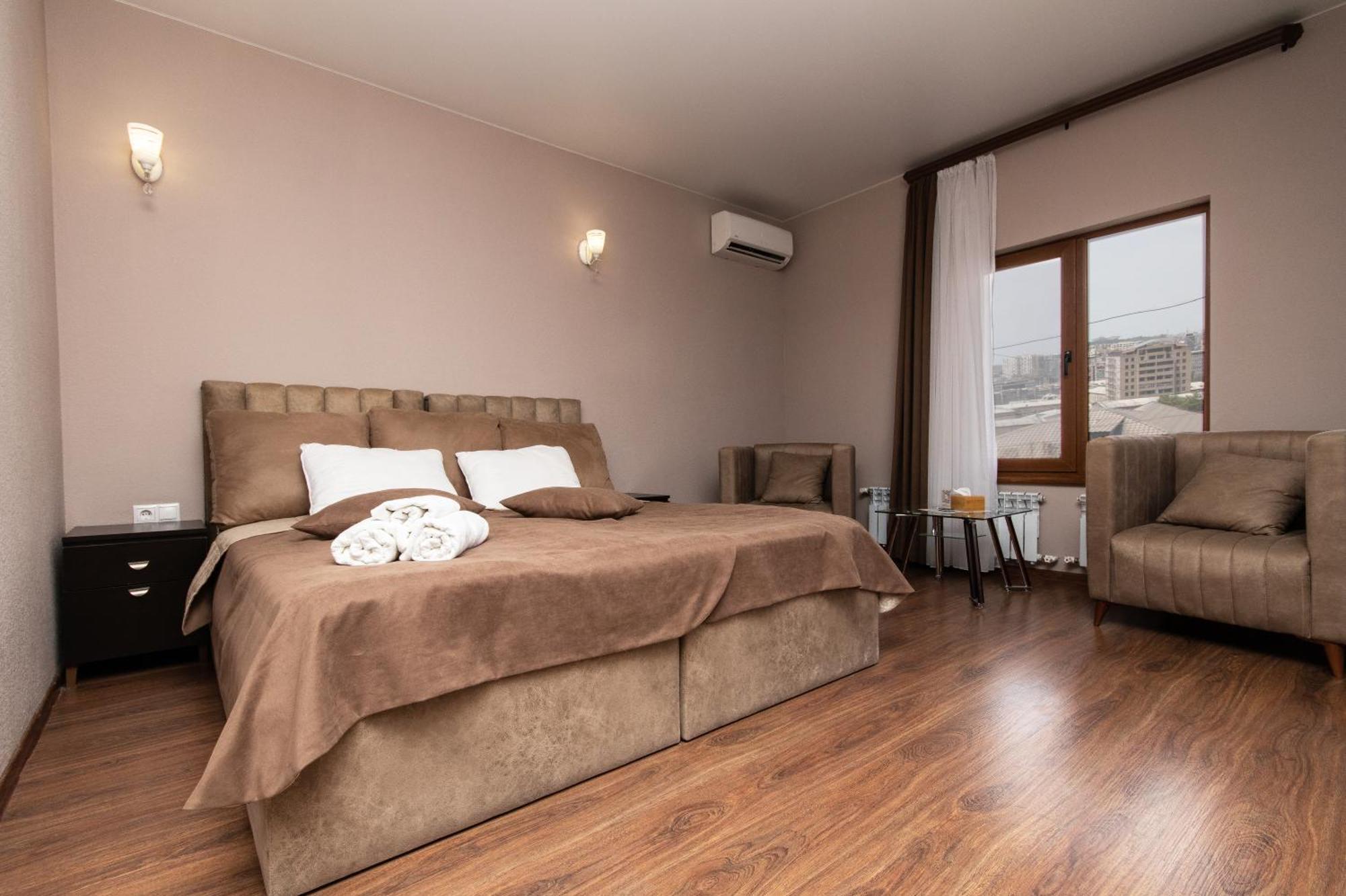 Hillside Guest House Erevan Esterno foto