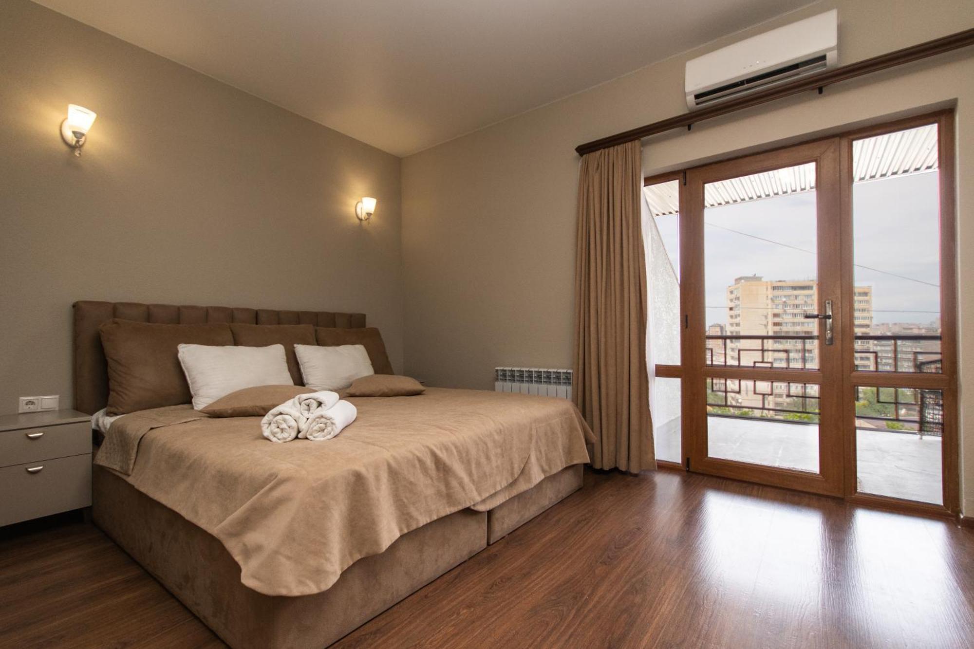 Hillside Guest House Erevan Esterno foto