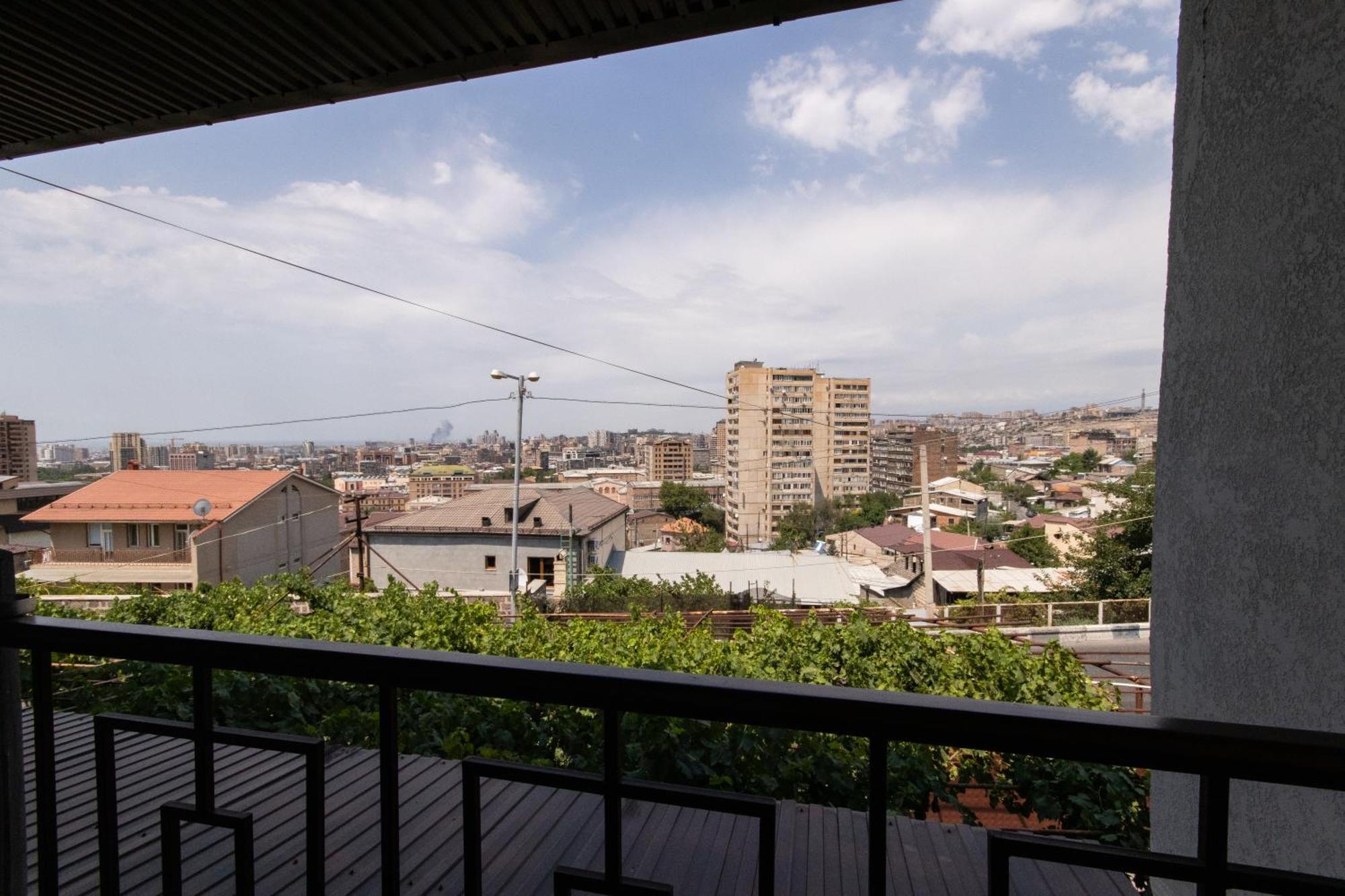 Hillside Guest House Erevan Esterno foto