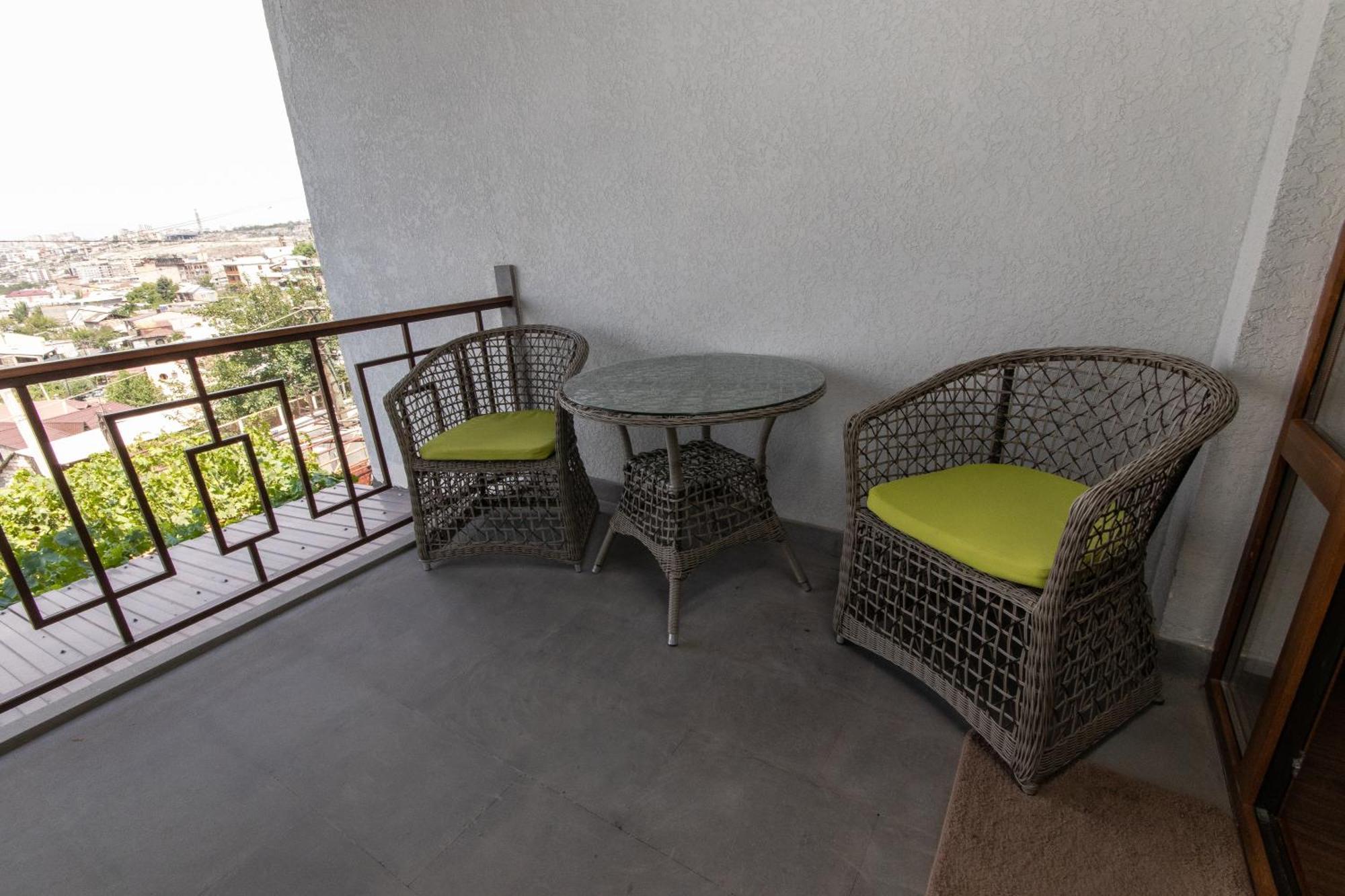 Hillside Guest House Erevan Esterno foto