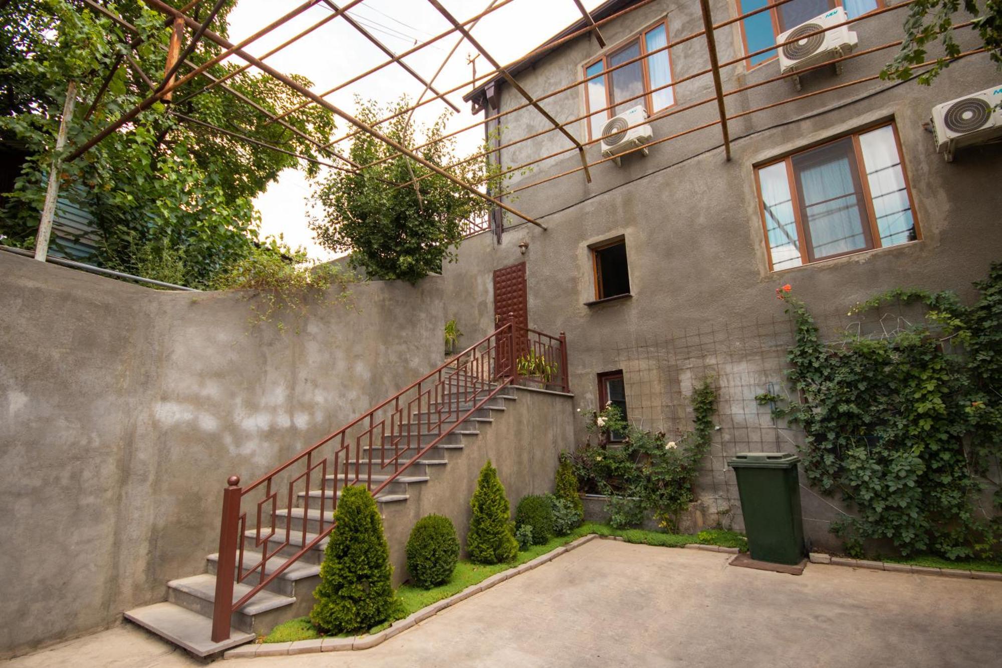 Hillside Guest House Erevan Esterno foto